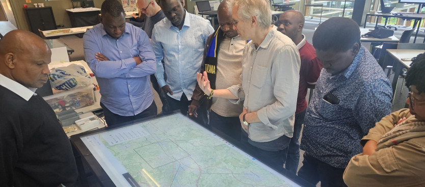 Wataalamu kutoka Tume wakipata mafunzo ya vitendo kuhusu matumizi ya teknolojia za kisasa katika upangaji wa matumizi ya ardhi, ikiwemo matumizi ya mifumo ya taarifa za kijiografia (GIS) wakati wa ziara ya Chuo cha Twente nchini Uholanzi